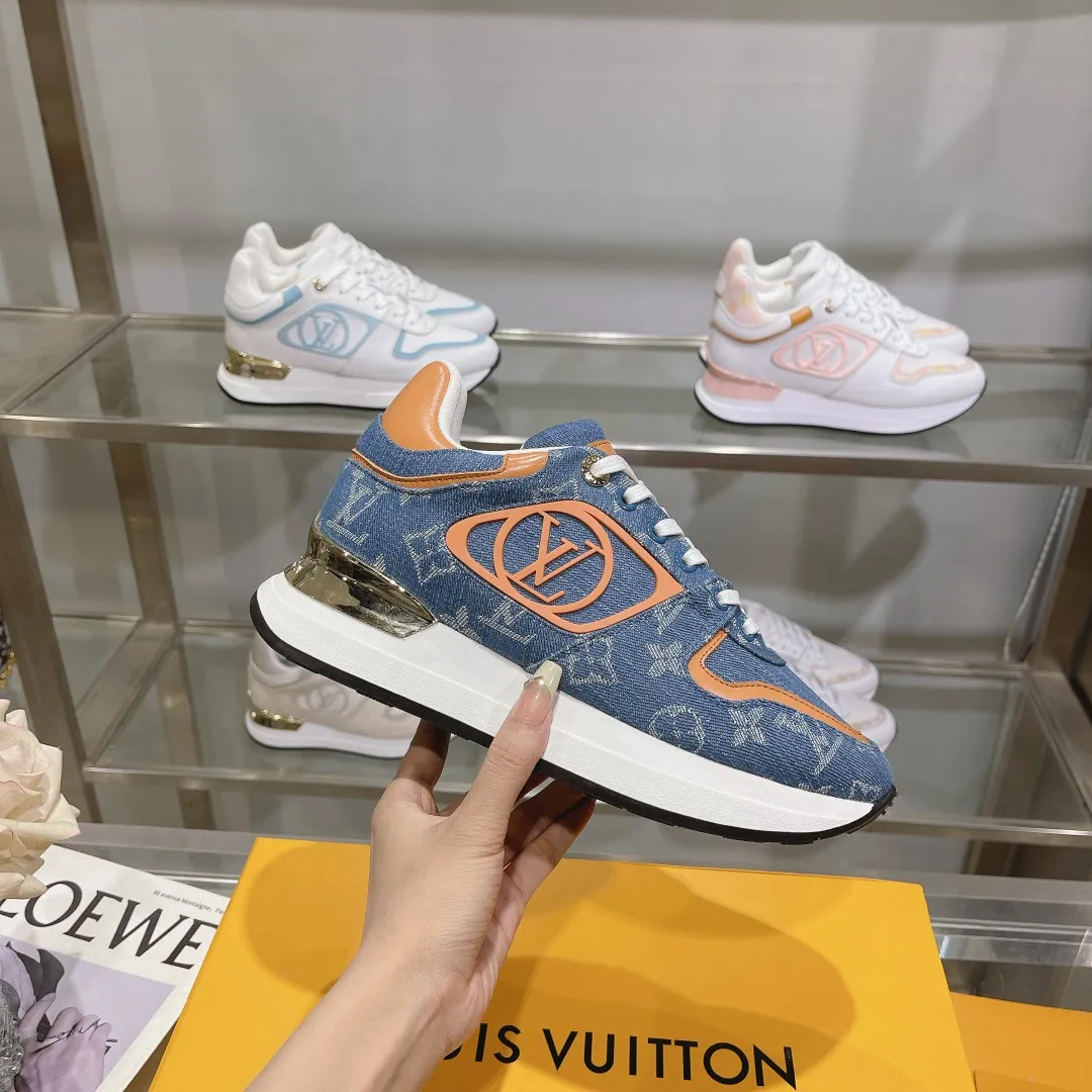 [L Family] P: 760💰Size 35-42 for women, 39-46 for men, (41.42 for women, 45.46 for men, customized) .LV Donkey Brand 🔥🔥LOUIS VUITTON Louis Vuitton's official website synchronizes the 2025 autumn and winter couple's models, which are now on the market, this Neo Run Away sneakers are inspired by running shoes, integrating LV's iconic must-have shoes into the trend. This version is a 1:1 replica of the original version. It is made of two-tone calfskin to highlight its simple lines and unique wedge outsole. Key details include the LV initials on the side and an engraved gold heel stabilizer on the back plus a 2cm hidden insole.